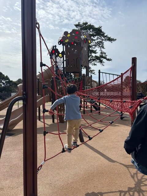 公園で体を動かして遊ぶ